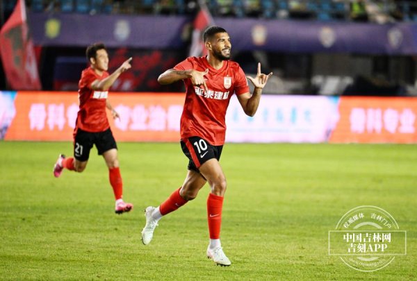 牛壹佰 吉镜头丨两连胜! 长春亚泰1: 0深圳新鹏城